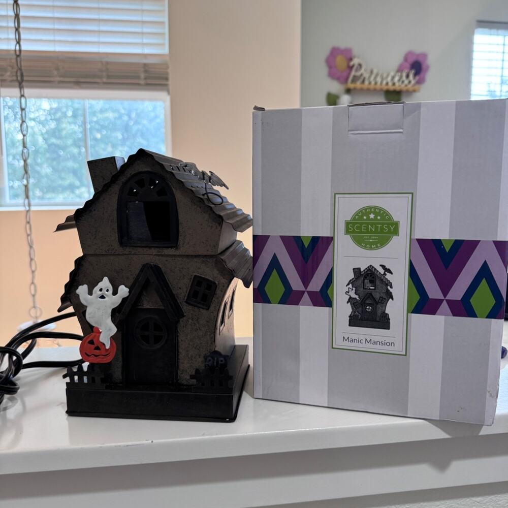 Scentsy Manic Mansion‎ Wax Warmer Halloween Decor